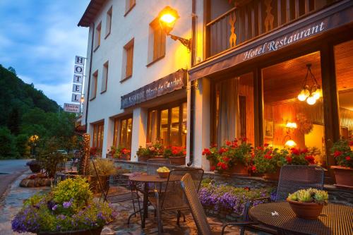 a restaurant with tables and chairs in front of a building at Hotel Llacs De Cardos in Tavascan