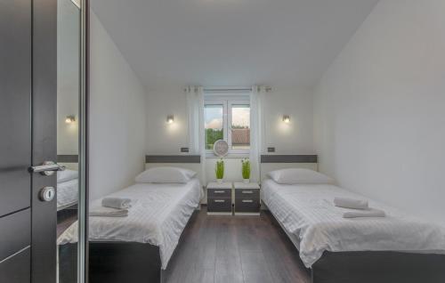 2 Betten in einem Zimmer mit Spiegel in der Unterkunft Silver Holiday House in Poreč