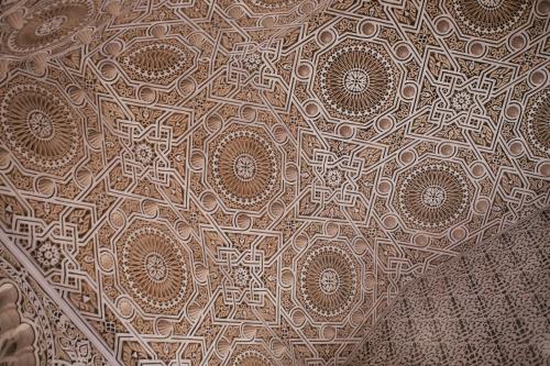 um close-up de uma parede com um design sobre ele em Riad Naila & suite em Fez