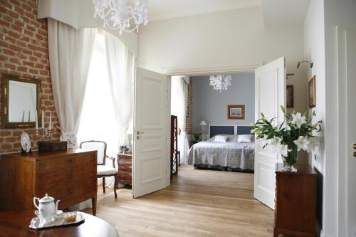 Cet appartement comprend une chambre avec un lit et une commode ainsi qu'une chambre avec une cloison de lit. dans l'établissement Hotel Dwór Kościuszko, à Cracovie
