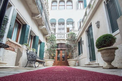 an alley with a bench in front of a building at Hotel Ai Cavalieri di Venezia in Venice