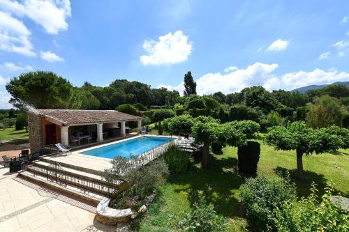 einen externen Blick auf eine Villa mit einem Pool in der Unterkunft Bastide Les Basses Royères in Robion en Luberon