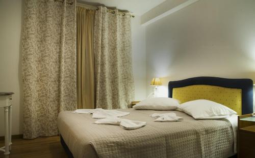una camera da letto con un letto e due asciugamani di Maisonette House Minos a Heraklion