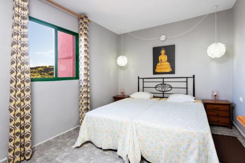 - une chambre avec un lit et une fenêtre dans l'établissement Finca La Gaviota - Maxi, à Icod de los Vinos