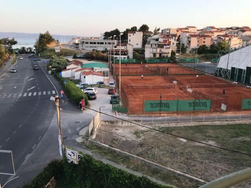 vista aerea su una strada con campo da tennis di Guest house IVO a Spalato (Split)