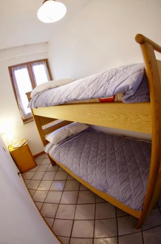 two bunk beds in a room with a window at Casa Emilia in Riva di Solto