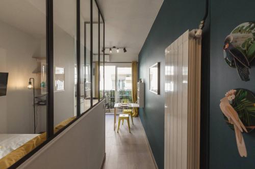 - une chambre avec un lit et un couloir avec une table dans l'établissement Nicelidays - Le Berlioz - city central - 7min from beaches, à Nice