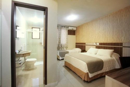 Hotel Real tesisinde bir odada yatak veya yataklar