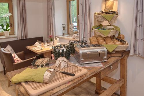 una mesa con pan y cestas encima en Gästehaus Achental en Berchtesgaden