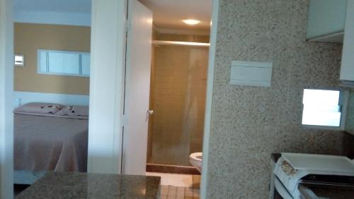 Condominio Ancorar Flat Resort في بورتو دي غالينهاس: حمام فيه شطاف و مرحاض