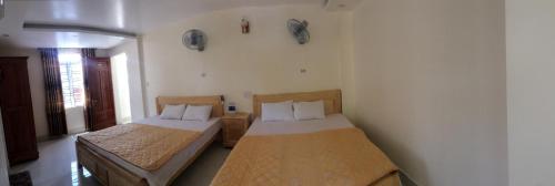a room with two beds in a room at Homestay Thanh Long in Cat Ba
