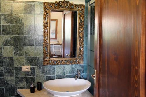 ein Badezimmer mit einem großen Spiegel und einer Badewanne in der Unterkunft Il casale di rosaria in Zagarolo