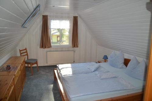 a bedroom with a bed and a window at Ferienwohnung 1 bei Familie Saupe in Schaprode