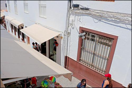 un grupo de personas parados fuera de un edificio en Apartamento Velarde, en Conil de la Frontera