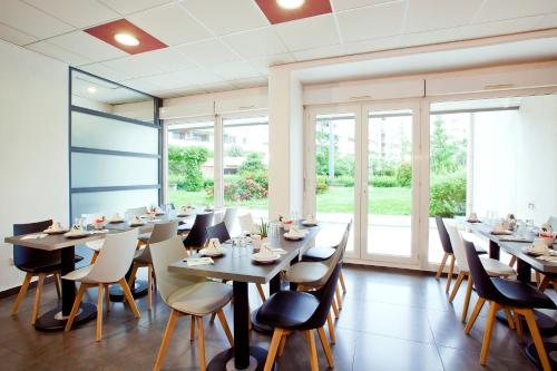 En restaurant eller et andet spisested på Séjours & Affaires Grenoble Marie Curie