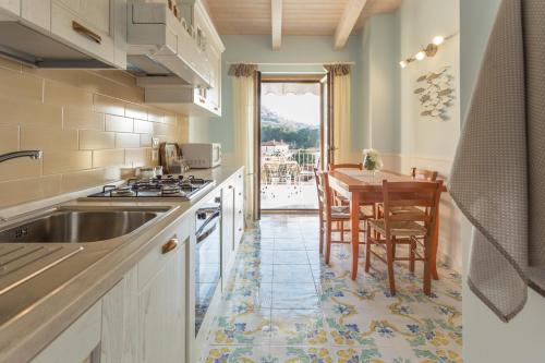 Una cocina o kitchenette en La Casetta in villa