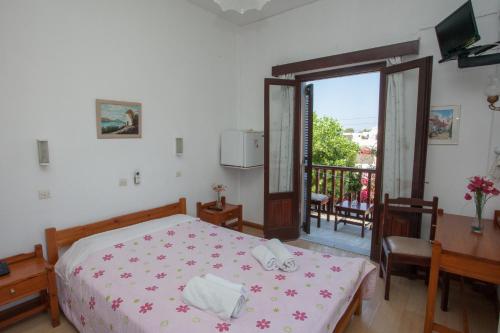 - une chambre avec un lit et un balcon dans l'établissement Villa Zacharo, à Skala