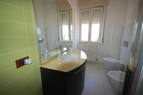 a bathroom with a sink and a toilet at Appartamento con Vista a Venturina in Venturina Terme
