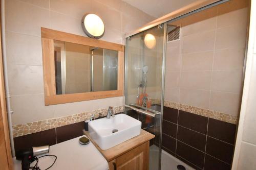 a bathroom with a sink and a shower at Le Lauranoure - 205 in L'Alpe-d'Huez