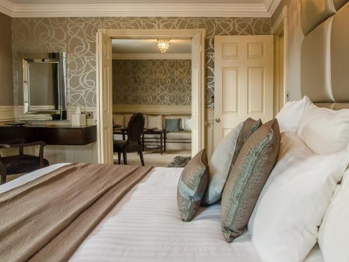 Ένα ή περισσότερα κρεβάτια σε δωμάτιο στο Cliff Hotel
