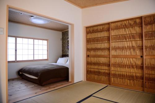 En eller flere senge i et værelse på 色絵古都 IROEKOTO