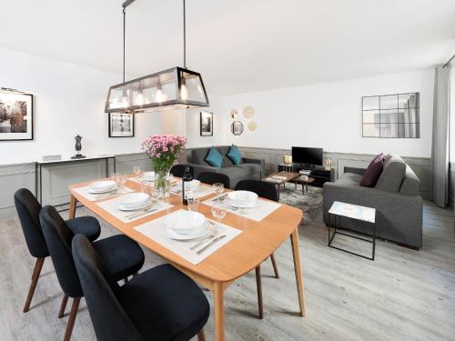 une salle à manger avec une table et des chaises dans l'établissement LivinParis - Luxury 3 Bedrooms Le Marais I, à Paris
