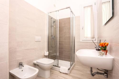 W łazience znajduje się umywalka i prysznic. w obiekcie Alma di Alghero Apartments w mieście Alghero