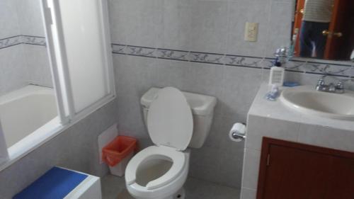 Afbeelding uit fotogalerij van Casa privada completa , para 8 personas para descanso y o trabajo y por habitacion con baño privado para 2 personas compartiendo areas comunes in Cuernavaca