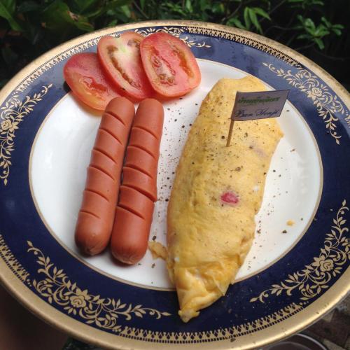 un piatto con hot dog e una frittata e pomodori di Ban Yenjid a Phra Nakhon Si Ayutthaya
