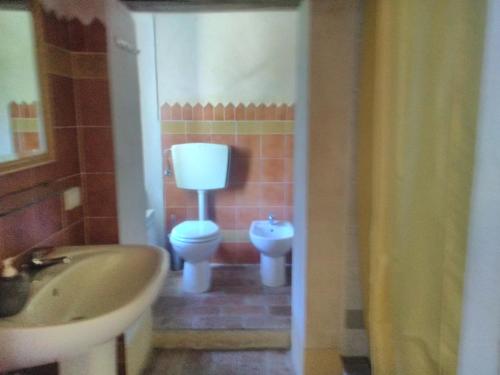 A bathroom at L'Asino Vola