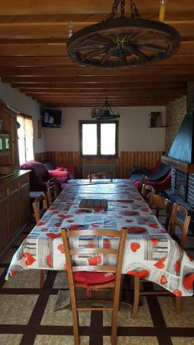 une grande table dans une pièce entourée de chaises dans l'établissement Villa pleinevie, à Lans-en-Vercors