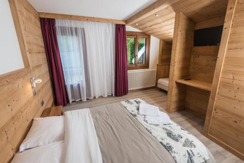 Giường trong phòng chung tại Hôtel Flor'Alpes