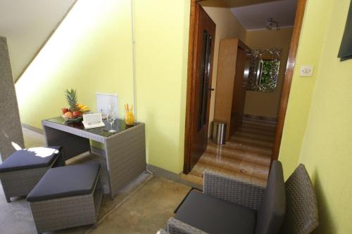 Two bedroom apartment, nice neighborhood, free parking, WiFi
