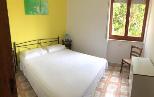 ガリポリにあるSpiaggia Baia Verde Gallipolitravelのベッドルーム(白いベッド1台、窓付)