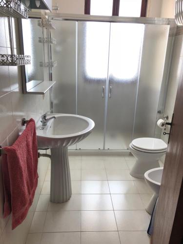ガリポリにあるSpiaggia Baia Verde Gallipolitravelのバスルーム(シャワー、洗面台、トイレ付)