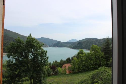 a view of a lake from a house at location vacances 5 place des moulieres in Saint-Julien-du-Verdon