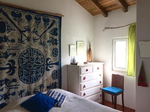 1 dormitorio con 1 cama y vestidor en Monte Novo do Corujo, en Cercal