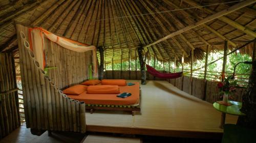 Tempat tidur dalam kamar di Bukit Raya Guesthouse