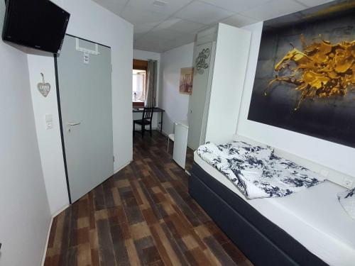 a room with a bed and a large painting on the wall at BoardingHouse Sinsheim zentral am Burgplatz in Sinsheim