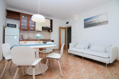 Kuchyň nebo kuchyňský kout v ubytování Apartment by B&D