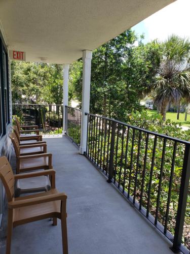 a patio area with chairs, tables, and umbrellas at Davis House Inn in Sebastian