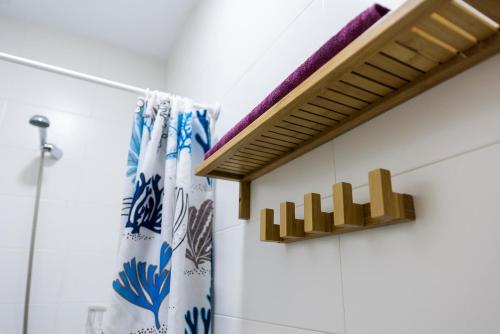 baño con toallero eléctrico y cortina de ducha en La Casa Morada, en Cádiz