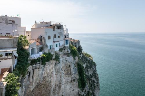 um penhasco com casas ao lado do oceano em Gli Orti Di Malva B&B em Peschici