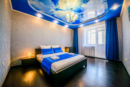 - une chambre avec un lit et un plafond bleu dans l'établissement Five Stars Blue Sky, à Sourgout