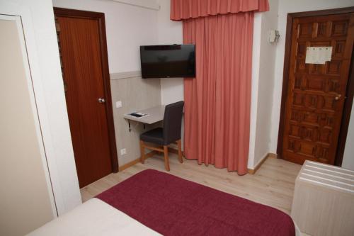 Televízia a/alebo spoločenská miestnosť v ubytovaní Hotel Real Castellon
