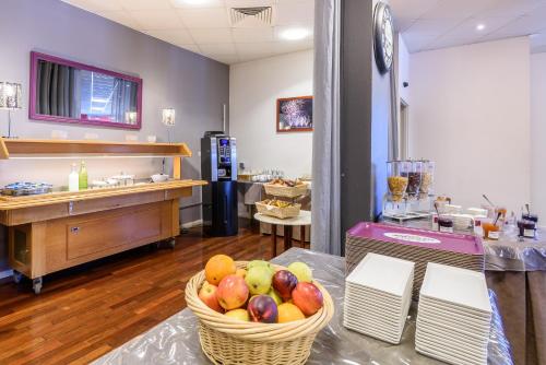 a kitchen with a basket of fruit on a table at Miradour in Dax