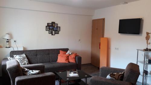 a living room with a couch and two chairs at 5 km zum Strand- ländlich und doch mittendrin - Wohnung "Ahlbeck" in Klein Ernsthof