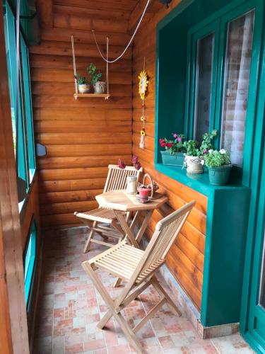eine Terrasse mit 2 Stühlen und einem Tisch auf der Veranda in der Unterkunft Vila Krismark in Žabljak