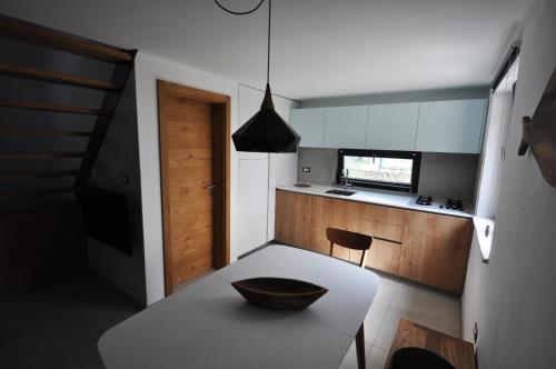 eine Küche mit einem Tisch und einer Schüssel darauf in der Unterkunft Casa Fogoler Fažana in Peroj