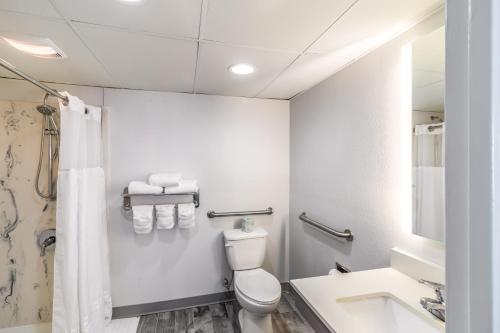 a bathroom with a toilet and a sink at The Inn at Pine Knoll Shores in Pine Knoll Shores